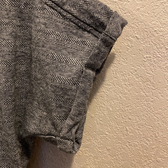 Rustic Ridge gray top with pocket - Picture 3 of 4